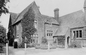 Old photograph of Aston school house, Cote Road in around 1910.