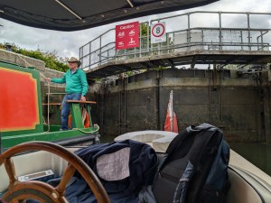 Waiting for the waters to rise at Osney Lock